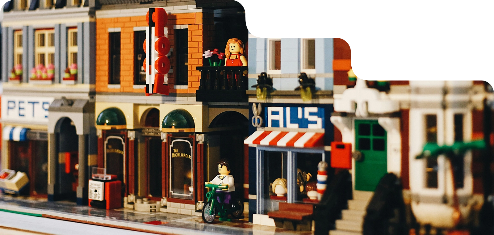 Une scène urbaine détaillée réalisée avec des briques de construction type Lego